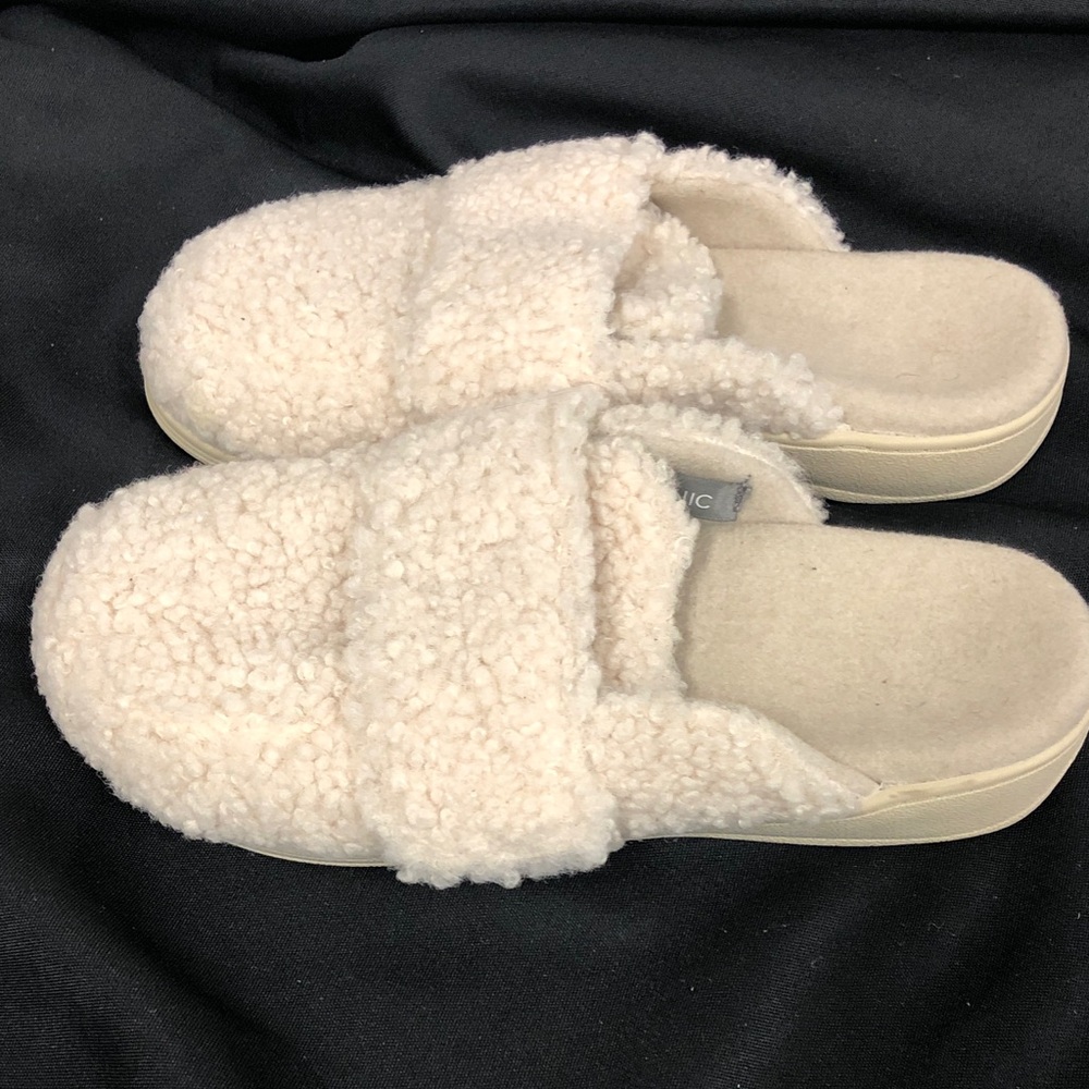 Women’s Vionic Cozy Sherpa Slide Slippers in Cream Sz 10